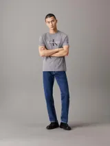 Remera gris melange de punto de algodón, de corte regular clásico, con cuello redondo, mangas cortas y el monograma de Calvin Klein Jeans estampado en el pecho.