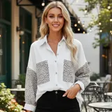 Sobre camisa de pana blanca con detalles en animal print en los bolsillos frontales y en las mangas. Presenta cuello inglés, cierre frontal con botones y corte holgado.