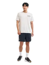 Shorts de running Under Armour modelo UA Launch 7, color negro, con diseño ligero, forro interior de malla, cintura elástica con cordón y logo reflectante de la marca en la pierna derecha.