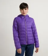 Campera puffer ultra ligera de Blue Steel, color rojo, con capucha, cierre frontal y bolsillos laterales con cremallera. Diseño acolchado con relleno sintético.