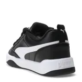 Championes Puma modelo Park Lifestyle Street, de diseño inspirado en el skate. Presentan una parte superior de material sintético con superposiciones de gamuza, en color negro con el logo y la franja lateral característica de la marca en blanco. Cuentan con suela de goma texturizada en color blanco y negro.