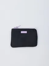 Monedero pequeño color negro con cierre de cremallera lila y etiqueta rectangular lila con la marca.
