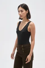 Body de poliamida color blanco, con breteles anchos, cuello redondo profundo y diseño ajustado al cuerpo con cierre de broches en la parte inferior.