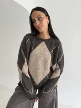 Sweater de tejido de punto con diseño de rombos en tonos chocolate y beige, de corte holgado y manga larga.