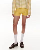 Short amarillo de calce ajustado.