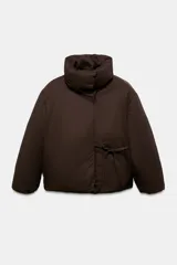 Anorak corto acolchado color marrón chocolate, con cuello subido, manga larga con puños elásticos y cierre frontal con botones ocultos y lazada lateral.