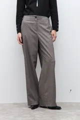 Pantalón sastrero de corte recto y tiro alto, confeccionado en tela con textura melange en tono beige. Presenta cierre frontal con botón y bolsillos laterales.
