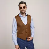 Chaleco de vestir marrón tostado con cuello en V, cierre frontal de botones y bolsillos ribeteados simulados.