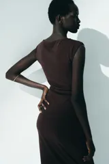 Vestido midi entallado de punto elástico color marrón oscuro, con escote bote, manga japonesa y cintura fruncida.