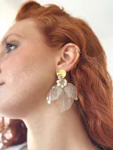 Aros colgantes con base dorada, cuentas de cristal y nácar, y colgantes de resina transparente con borde dorado en forma de hojas.