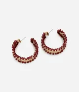 Par de aros tipo argolla con base de metal dorado martillado y detalle de cuerda trenzada color borgoña. Cierre con tornillo.