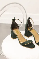 Sandalias de tacón ancho con tira delantera y correa ajustable al tobillo, confeccionadas en tela de tapicería con forro y plantilla de cuero.