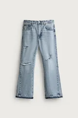 Jeans flare fit de denim negro, tiro medio, ajustados arriba y con botamanga acampanada. Cuentan con cinco bolsillos, lavado efecto gastado y bajo con acabado irregular. Cierre frontal con cremallera y botón.