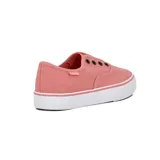 Zapatillas bajas de lona color salmón, sin cordones y con suela blanca.