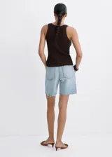 Short de denim tiro bajo en color celeste claro, de corte recto y con terminación deshilachada en las perneras.