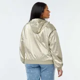 Campera dorada con capucha y cierre frontal.