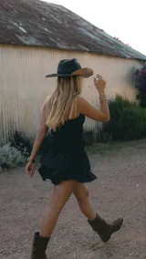 Short de lino con diseño de volados en el ruedo y cintura elástica fruncida. Presenta una silueta holgada y femenina.