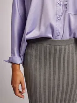 Falda midi gris acanalada de viscosa y poliamida.