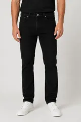 Pantalon de jean corte slim fit en color negro, con cierre de botón y cremallera, y bolsillos laterales y traseros.