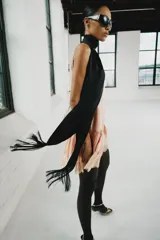Vestido corto de estilo lencero, color rosado, con escote redondo, tirantes finos ajustables, bajo acabado en volante y detalles de encaje combinado a tono.
