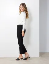 Pantalón negro de gabardina elastizada, marca Zac & Rachel, de corte recto y largo al tobillo.