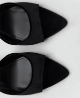 Sandalias de tacón de aguja, color negro, confeccionadas en tejido de terciopelo con diseño destalonado, puntera abierta y tira frontal.