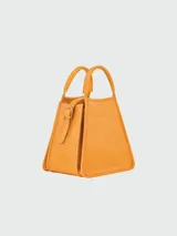 Bolso tote pequeño de cuero negro con diseño estructurado, doble asa superior y correa larga ajustable para llevar al hombro o cruzado. Cuenta con cierre de solapa y detalles metálicos dorados.