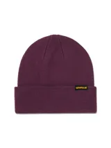 Gorro tipo beanie de tejido de punto color violeta, con diseño de puño enrollado y etiqueta con logo de la marca Caterpillar en el frente.
