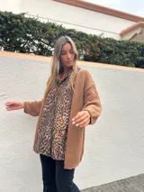 Saco abierto de tejido de punto color camel, con mangas largas abullonadas y diseño holgado sin botones.