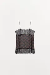 Top estampado con tejido principal de viscosa, escote recto y tirantes finos. Presenta un estampado floral en tonos marrones y negros, con detalles de encaje negro en el escote y el bajo.