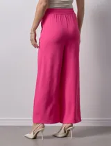 Pantalón wide leg color fucsia de crepe con pretina ancha elastizada.