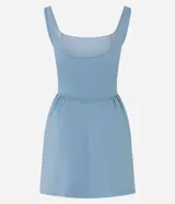 Vestido corto azul celeste, estilo skater evasé, confeccionado en tejido punto roma. Presenta escote cuadrado, breteles anchos y cintura marcada con pliegues en la falda.