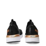 Championes de mujer Puma modelo Softride Harli Slip On, color negro con detalles en dorado. Diseño sin cordones con tiras elásticas cruzadas sobre el empeine, capellada de malla transpirable, suela blanca y amortiguación Softride.
