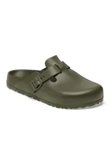 Zueco Birkenstock Boston Eva, color caqui, de material sintético resistente al agua, con plantilla anatómica y hebilla ajustable.