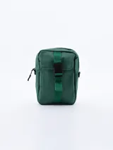 Bandolera verde con correa regulable y cierre con hebilla plástica.
