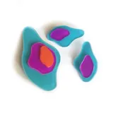 Par de aros colgantes con diseño abstracto en capas de acrílico turquesa, fucsia y naranja.