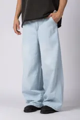 Jean baggy de corte amplio y relajado, color celeste claro, con diseño de pierna ancha y estilo urbano.