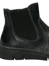 Botin Chelsea de cuero negro con paneles elásticos laterales y suela plana de goma con costuras visibles.