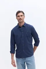 Camisa de manga larga confeccionada en viyela de algodón, con cierre frontal de botones y bolsillo en el pecho. Presenta un diseño clásico de calce cómodo y textura suave.