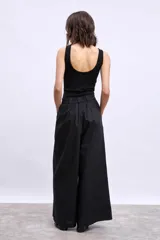 Musculosa básica de algodón color negro, con cuello redondo y diseño ajustado al cuerpo.