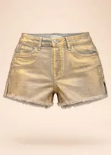 Short de jean con acabado metalizado dorado, diseño de cinco bolsillos, cierre frontal con botón y cremallera, y terminaciones deshilachadas en el ruedo.