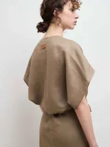 Kimono largo tipo vestido cruzado, confeccionado en lino color azul marino, con mangas cortas amplias y lazo ajustable en la cintura.