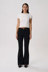 Jean oxford tiro bajo, color negro, de corte ajustado en la parte superior y acampanado hacia los tobillos. Cuenta con cuatro bolsillos, pasacintos y cierre frontal con botón metálico.