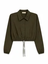 Campera corta de estilo deportivo, color verde militar, con cuello camisero, cierre frontal con botones a presión y ruedo ajustable con cordón. Presenta mangas largas con puños elásticos.
