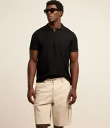 Bermuda cargo para hombre en sarga gris oscuro, con bolsillos laterales con solapa y cierre de botón y cremallera.