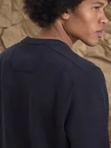 Buzo de cuello redondo confeccionado en tejido fleece, de corte clásico y manga larga, con puños y ruedo acanalados.