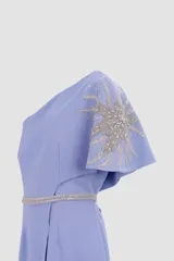 Mono largo de fiesta color lila con un solo hombro y cinturón de strass.