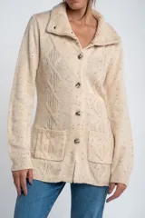 Cardigan beige con diseño de rombos en relieve, cuello con solapa y cierre frontal con botones.