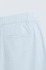 Bermuda azul marino de corte regular fit, confeccionada en tejido de algodón y lino. Cuenta con bolsillos frontales y traseros, cierre frontal con cremallera y botón.