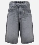 Bermuda de jean para hombre, modelo super baggy, con lavado dirty y cinturón de lazo en la cintura.